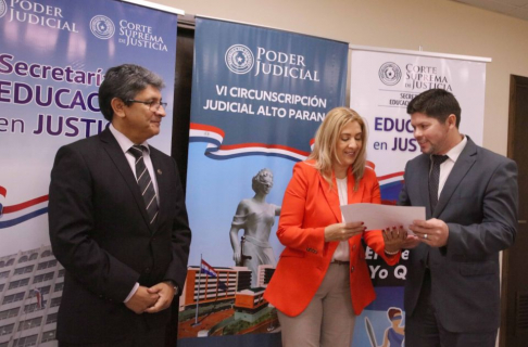 Entregaron reconocimiento a jueces de Alto Paraná por participar del programa Educando en Justicia.