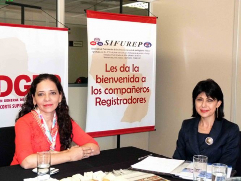 Reunión entre la directora de los Registros Públicos del Paraguay, abogada Lourdes González, y la jueza integrante del Tribunal Registral Administrativo de Costa Rica, abogada Guadalupe Ortiz Mora.