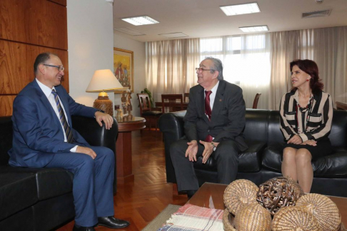 Esta mañana la máxima autoridad judicial, Raúl Torres Kirmser, acompañado de la vicepresidenta segunda, Miryam Peña, recibió al encargado de Negocios de la Embajada de la República de Líbano en Paraguay.