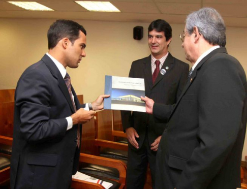 Ministro Raúl Torres Kirmser dio la bienvenida a los servidores judiciales del Brasil quienes entregaron al ministro el informe de gestión del Poder Judicial del Brasil