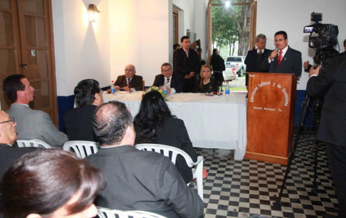 El juez nicaragüense Darío Medrano, dirigiéndose a los presentes durante el día de gobierno judicial en Humaitá.