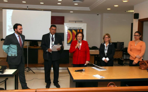 La apertura de la jornada estuvo a cargo de la magistrada Elisa Cardozo, miembro del Tribunal de Apelación de Concepción.