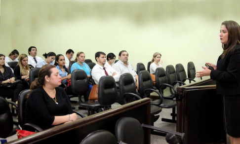 La abogada Yolanda Morel disertando acerca de la ejecución penal tanto en adultos como en adolescentes. 