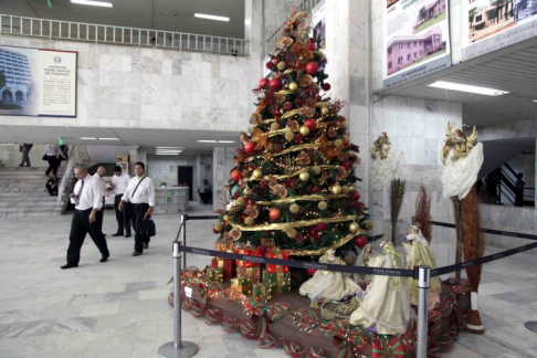Árbol de Navidad en el Hall Central del Palacio de Justicia.