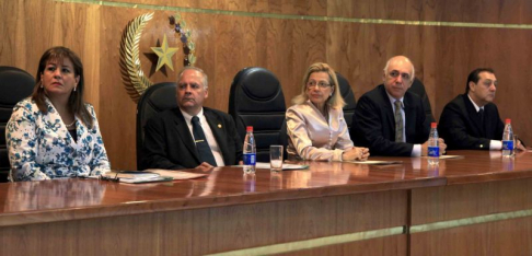 Los ministros de la Corte Suprema de Justicia Luis María Benítez Riera y Alicia Pucheta de Correa, junto a los directores generales del Poder Judicial, participaron del acto.