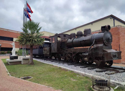 Vagón de tren convertido en museo revive la historia de Puerto Casado.