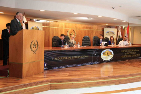 Durante su disertación el ministro de la Corte doctor Víctor Núñez indicó que el flagelo del genocidio afecta a la dignidad humana.