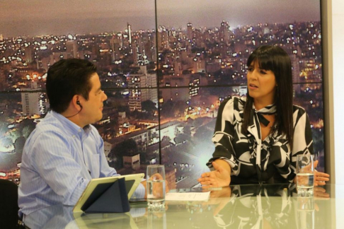 La jueza Vivian López, conversando con el periodista Silvio Cuevas.