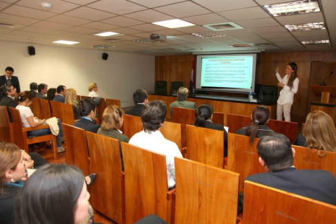 La charla se desarrolla en el Palacio de Justicia de Asunción.