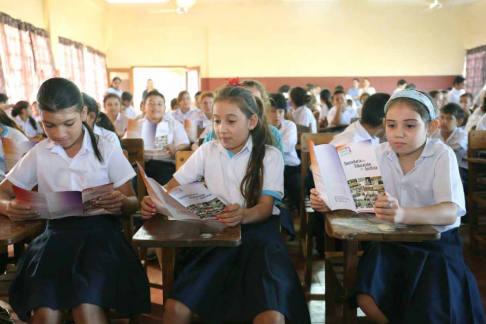 Alumnos de la Escuela San Isidro observan los materiales entregados por funcionarios de la Secretaría de Educación.