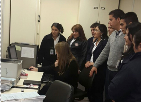 La licenciada Norma Garrigoza y Natividad Peralta con los funcionarios del Poder Judicial de San Pedro, ultimando los detalles para dejar el sistema listo para la numeración automática.