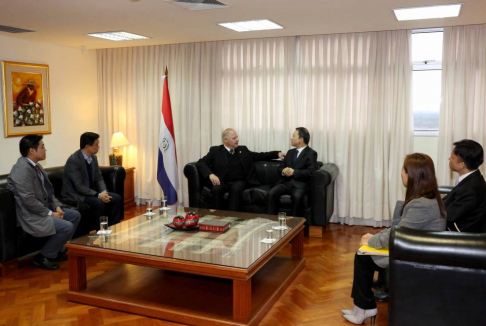 El doctor Benítez Riera, presidente de la Corte Suprema de Justicia, se reunió en la fecha con el embajador de Corea y su comitiva.
