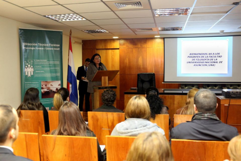 La licenciada María Victoria Cardozo, directora de la Oficina Técnico Forense de la Corte Suprema de Justicia, fue la encargada de dar la bienvenida a los estudiantes.