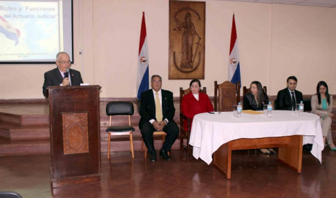 El encuentro contó con la presencia del ministro Miguel Óscar Bajac, la presidenta de la Circunscripción de Alto Paraná, María del Rocío Gossen, y el presidente de la Coordinadora de Actuarios Judiciales, Víctor Marecos, entre otros.