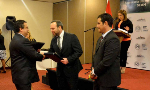 El director de Derecho Ambiental de la Corte, Marcos Benítez, recibió un reconocimiento durante el acto.