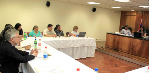 Momento de las ponencias durante el taller sobre Bases de Antropología Jurídica Aplicada al Contexto Paraguayo.