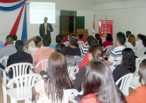 El seminario estuvo dirigido a universitarios de la Facultad de Derecho y Ciencias Sociales.