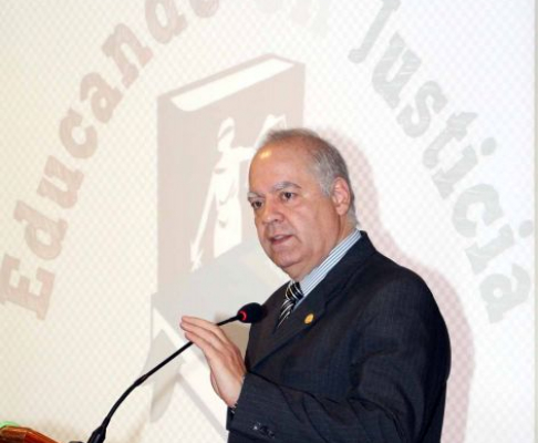 Doctor Luis María Benítez Riera, durante el acto.