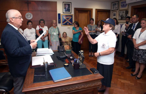 Ministro Bajac tomando juramento a la señora Ida Sofía Diaz.