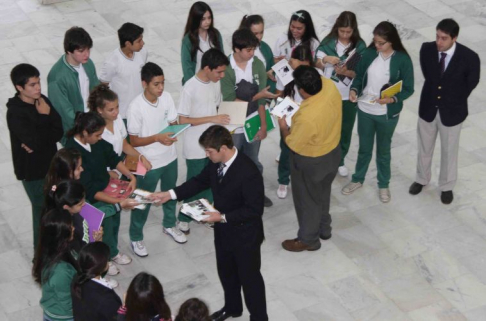 Alumnos del Colegio La Providencia llegaron en la mañana hasta la sede judicial de Asunción.