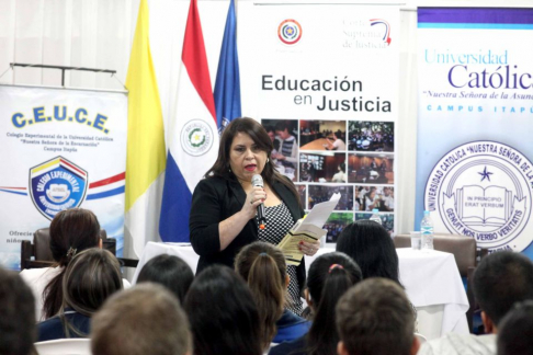 La jueza Nilsa Monzón trató de concienciar a los alumnos sobre distintos temas.