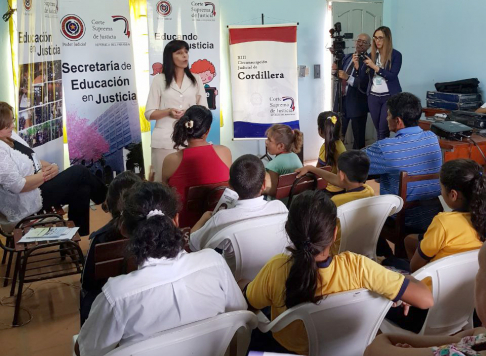La abogada Haydee Berlinda Pereira, Jueza Penal de la Adolescencia, habló sobre los canales de denuncias durante la Campaña Educativa en la ciudad de Caraguatay