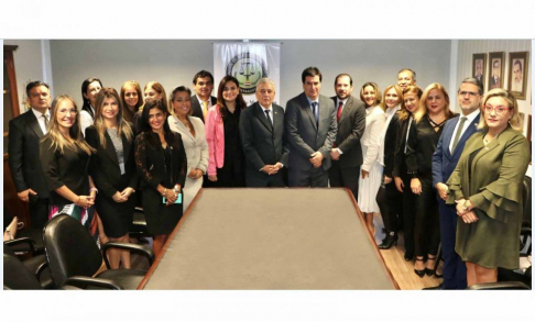 El ministro de la Corte Suprema de Justicia, Prof. Dr. Gustavo Santander Dans, junto con directivos y miembros de la Asociación de Magistrados Judiciales del Paraguay (AMJP).