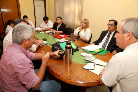 El director de Marcas y Señales de Ganado, doctor Arnaldo González Villalba, en amena conversación con el ingeniero Fidel Zavala y el doctor Hugo Idoyaga.