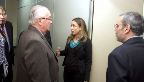 El ministro Miguel Óscar Bajac conversa con Tania Carolina Irún Ayala y Agustín Cáceres Volpe.