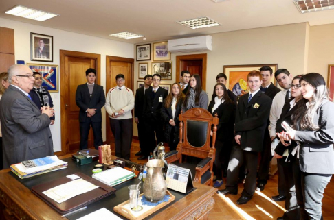 El ministro doctor Miguel Óscar Bajac instó a los alumnos a seguir formándose.