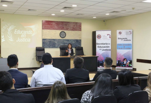 Estudiantes de Ciudad del Este dialogaron con la jueza penal de sentencia, doctora María Luz Martínez