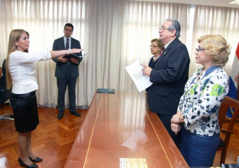 Momento en que la nueva magistrada del Guairá prestó juramento de rigor.