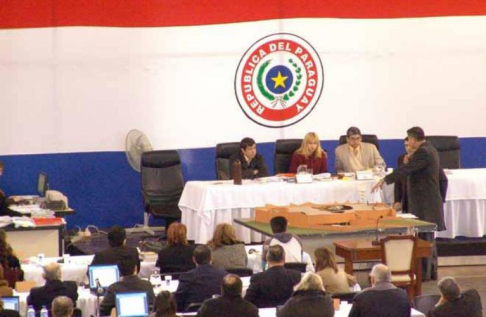 Los magistrados Doddy Báez, Elio Ovelar y Manuel Aguirre advirtieron a los abogados defensores que moderen sus declaraciones.