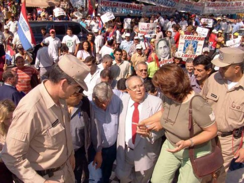 El ministro Rienzi visitó a los huelguistas apostados frente al Palacio de Justicia de Asunción.