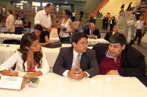 Víctor Daniel Paiva en compañía de sus abogados defensores.