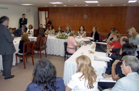 Reunion entre la titular de la CSJ doctora Alicia Pucheta de Correa, Escribanos y Representantes de la INECIP 