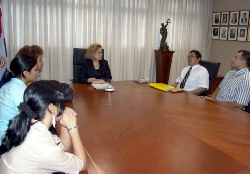 Víctimas del Ycúa Bolaños se reunieron con la titular de la Corte. 
