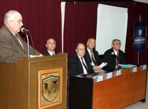 El ministro, doctor Miguel Bajac dirigiéndose a los presentes durante el acto de apertura del programa. También aparecen el ministro Raúl Torres Kirmser y el profesor doctor Raúl Sapena Brugada, entre otros.  