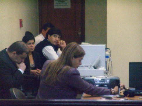 La fiscal Cynthia Lovera en el momento en que se escuchaban las grabaciones presentadas