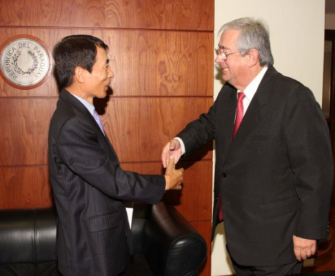 Embajador de Corea deseó éxitos al doctor Raúl Torres Kirmser durante su presidencia en la Corte