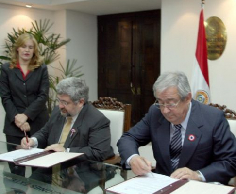 Momento en que el presidente de la Corte Suprema,Torres Kirmser y el Ministro de Relaciones Exteriores Héctor Lacognata firman el convenio interinstitucional
