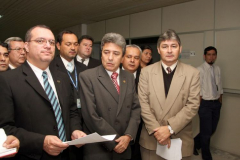 Los magistrados Angel Cohene y José Agustín Fernández y el defensor público, Humberto Zárate, en compañía de otros gremialistas durante la lectura del comunicado 