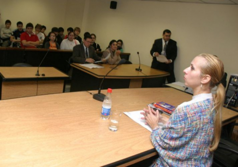 La jueza Maria Doddy Báez durante lurante la charla explicativa sobre juicios orales