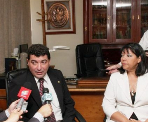 Los jueces Carlos Escobar y Lourdes Scura durante la conferencia de prensa.