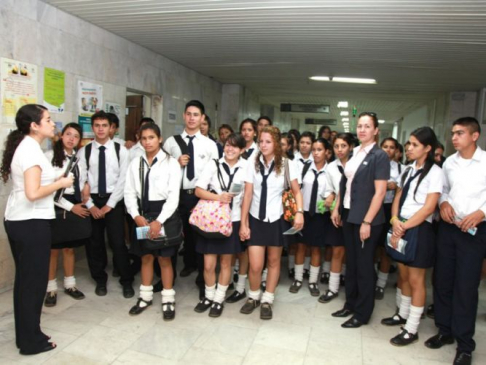 Estudiantes del Colegio “Coronel Vicente Mongelós” de Loma Pyta en el recorrido por el Palacio de Justicia de Asunción