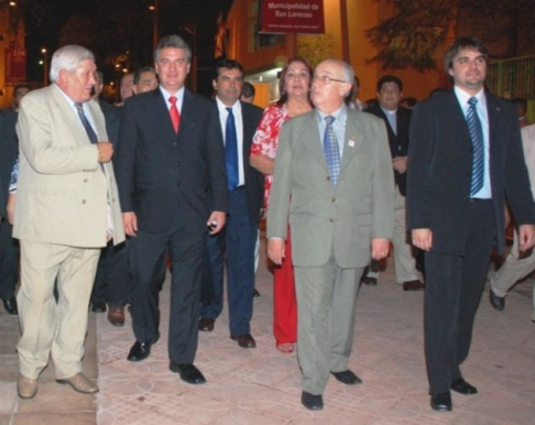 El ministro de la Corte, doctor Miguel Oscar Bajac, en compañía del intendente de San Lorenzo, recorrió la nueva peatonal