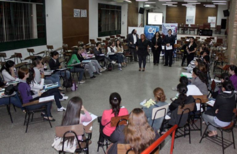 Alumnos  de la Facultad de Derecho de la UNA, participaron del Conversatorio Ciudadano