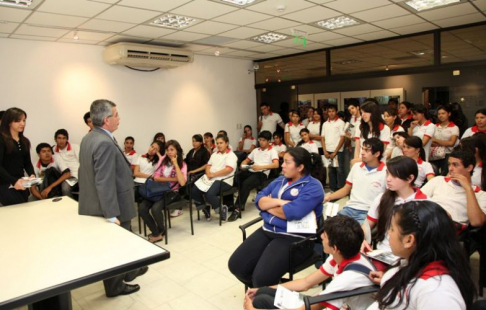 El defensor público Carlos Flores durante su ponencia ante los alumnos de Itauguá