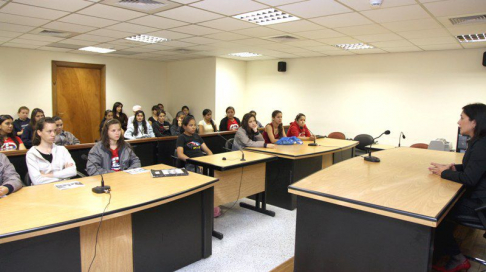 Alumnas del Colegio Madre Mazzarello de Minga Guazú en diálogo con la jueza Luz María Martinez