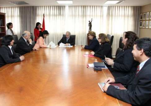 Durante la firma de convenio entre autoridades judiciales y representantes de la UNIBE